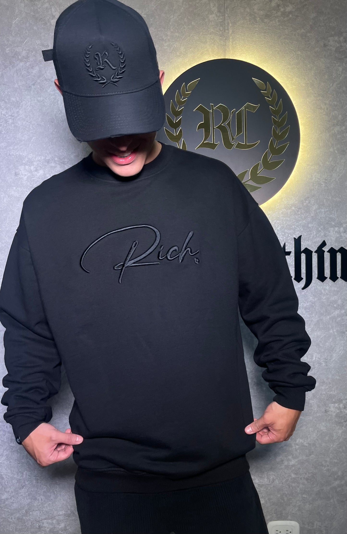 Hoodie cuello bordado