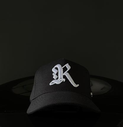 Gorra Rich Monarchy negra- logo blanco